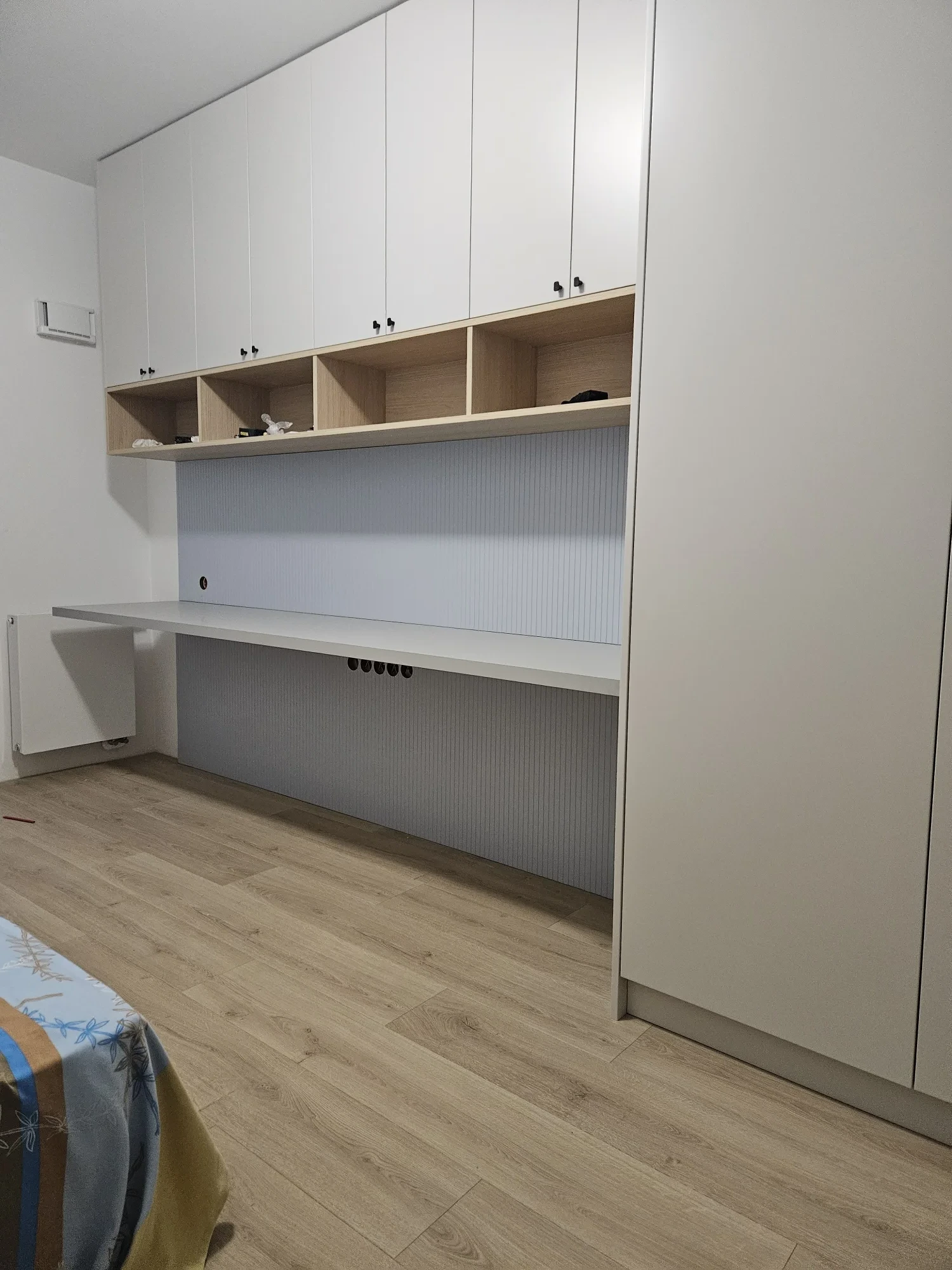 Domowe biuro na wymiar z białą zabudową i dębowymi półkami, Meble Mibu Gdańsk