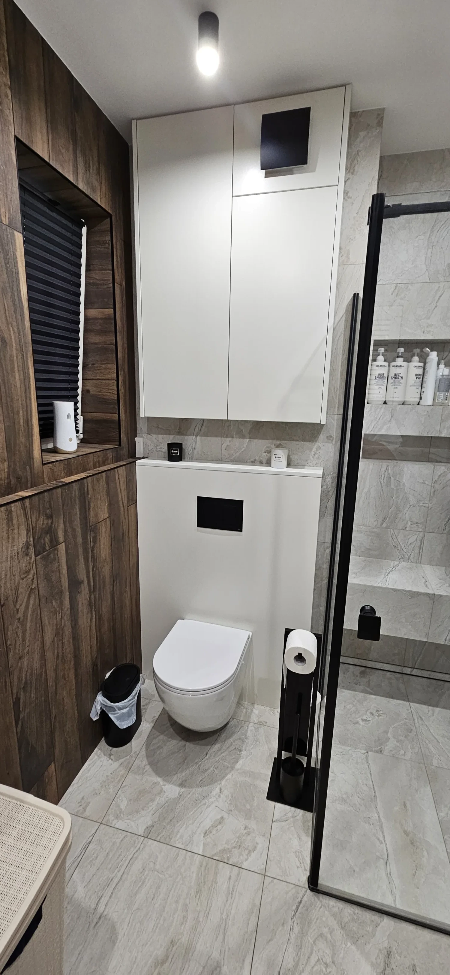 Łazienka na wymiar z drewnianą okładziną, podwieszanym WC i prysznicem walk-in, Meble Mibu Gdańsk