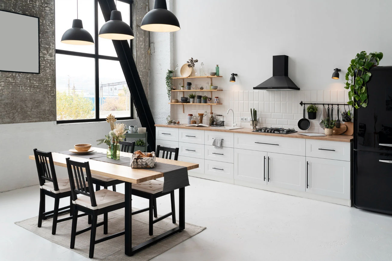 Kuchnia na wymiar w stylu loft z białymi frontami i drewnianym blatem, Meble Mibu Gdańsk