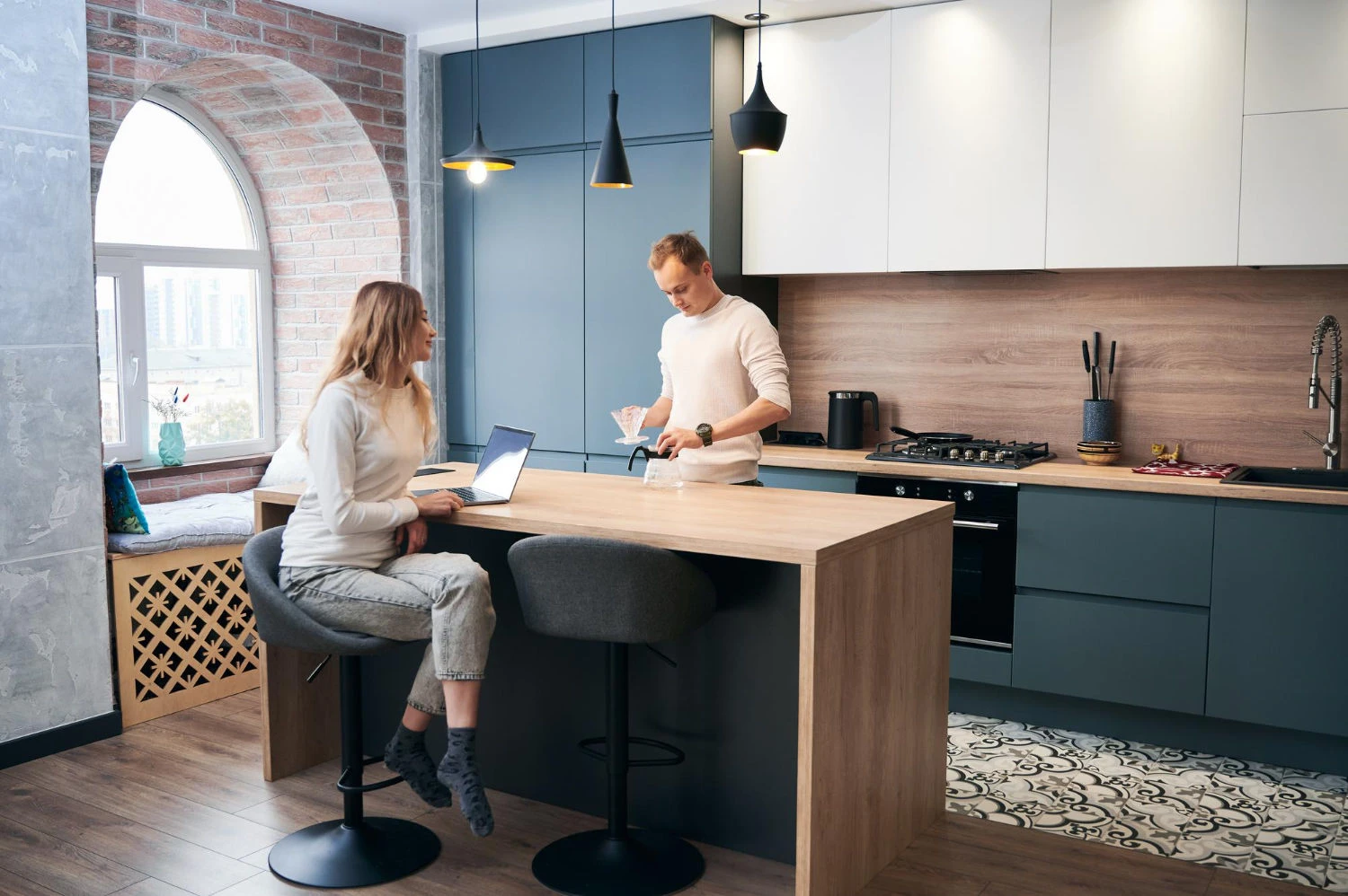 Kuchnia na wymiar z wyspą w stylu loft z niebieskimi i białymi frontami oraz ceglaną ścianą, Meble Mibu Gdańsk