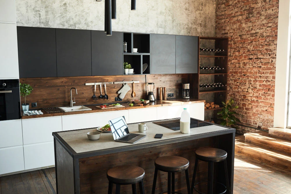 Kuchnia w stylu loft z wyspą, regałem na wino i ścianą z cegły, Meble Mibu Gdańsk