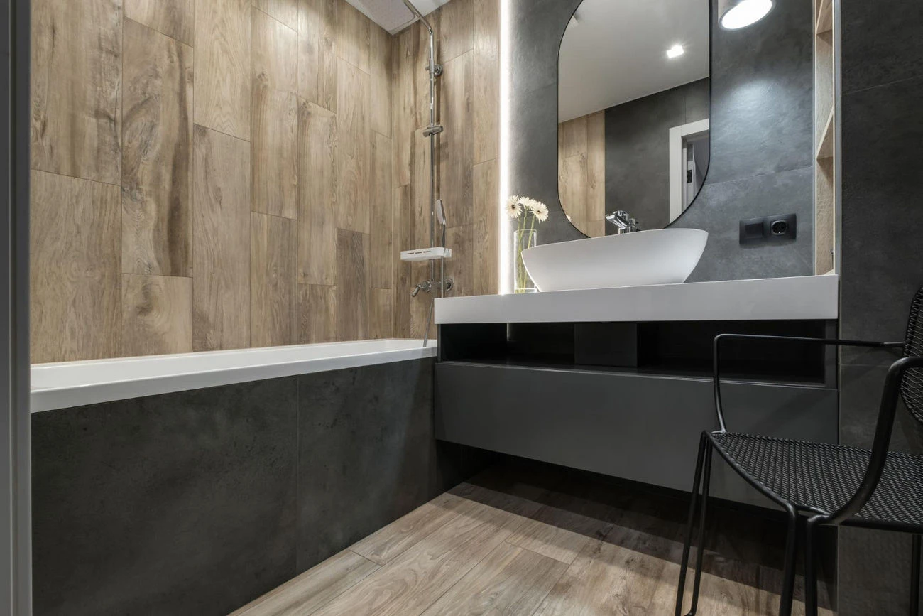 Łazienka w stylu loft z podświetlanym lustrem i wiszącą szafką podumywalkową, Meble Mibu Gdańsk