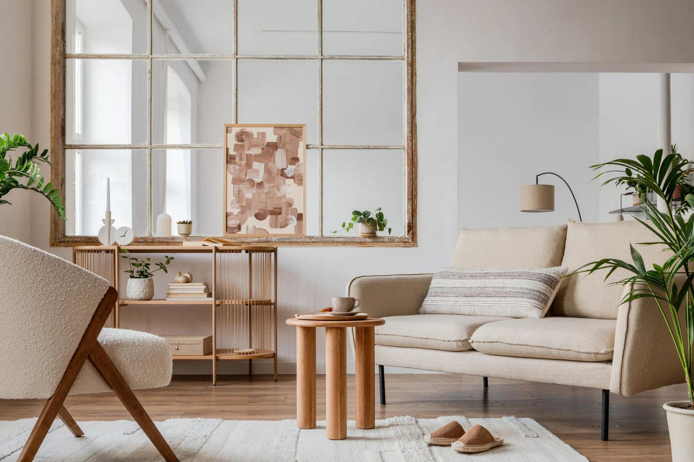 Jasny salon w stylu skandynawskim z drewnianą konsolą i beżową sofą, Meble Mibu Gdańsk