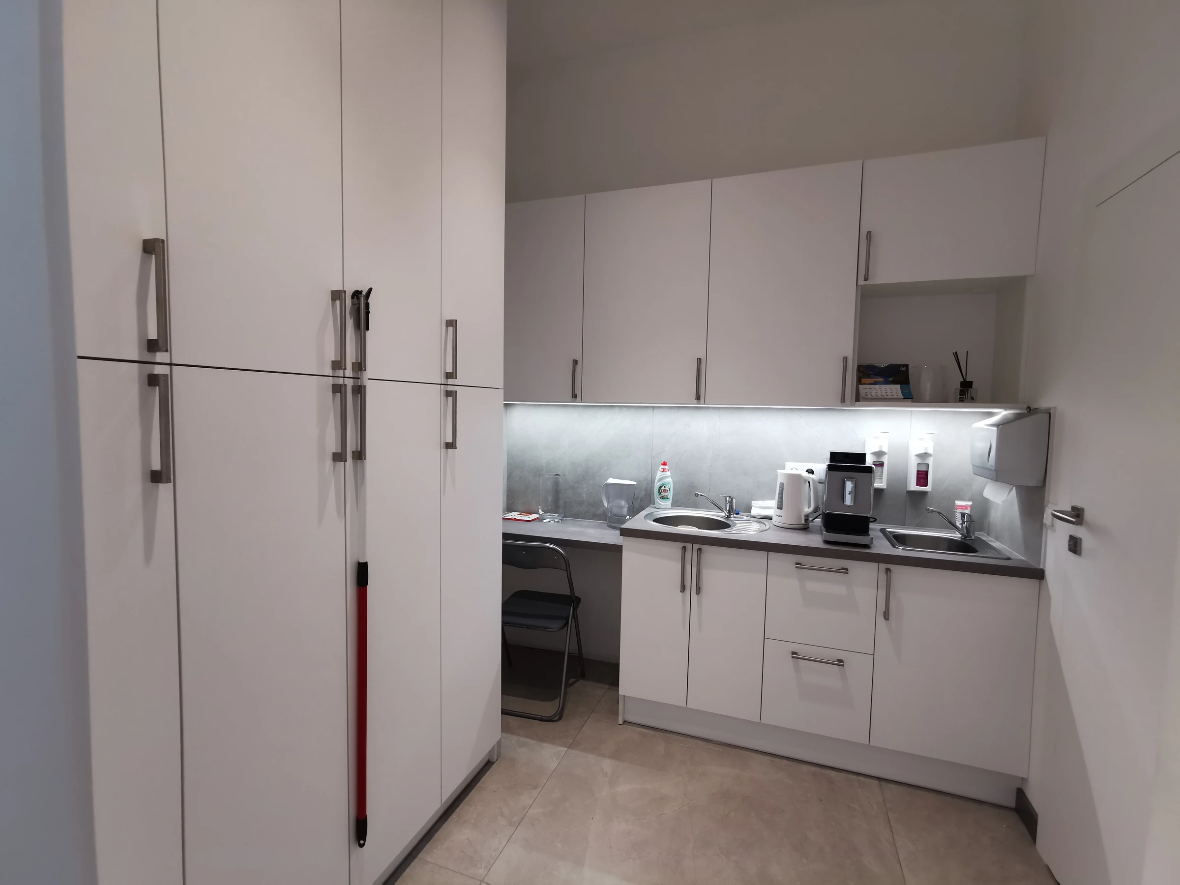 Biała zabudowa kuchenna na wymiar w kształcie L z wysokimi szafami, Meble Mibu Gdańsk