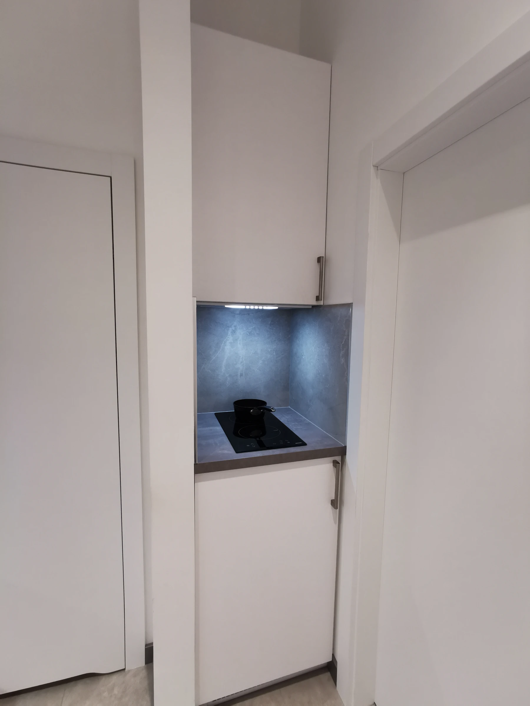 Biała zabudowa kuchenna na wymiar z wnęką na płytę indukcyjną, Meble Mibu Gdańsk