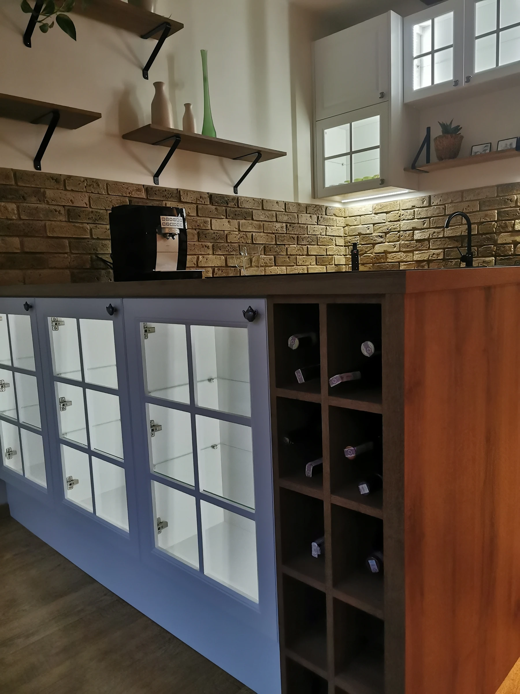 Półwysep kuchenny z podświetlaną witryną i wbudowanym regałem na wino, Meble Mibu Gdańsk