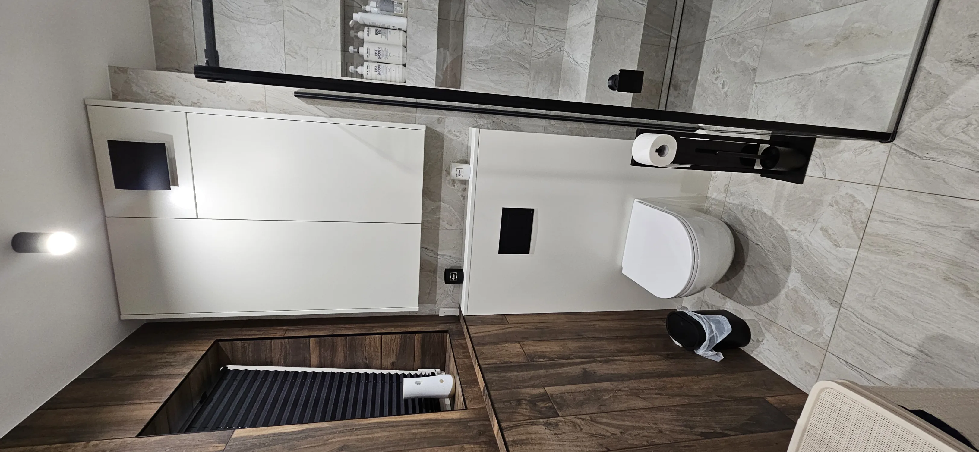 Łazienka na wymiar z drewnianą okładziną, podwieszanym WC i prysznicem walk-in, Meble Mibu Gdańsk