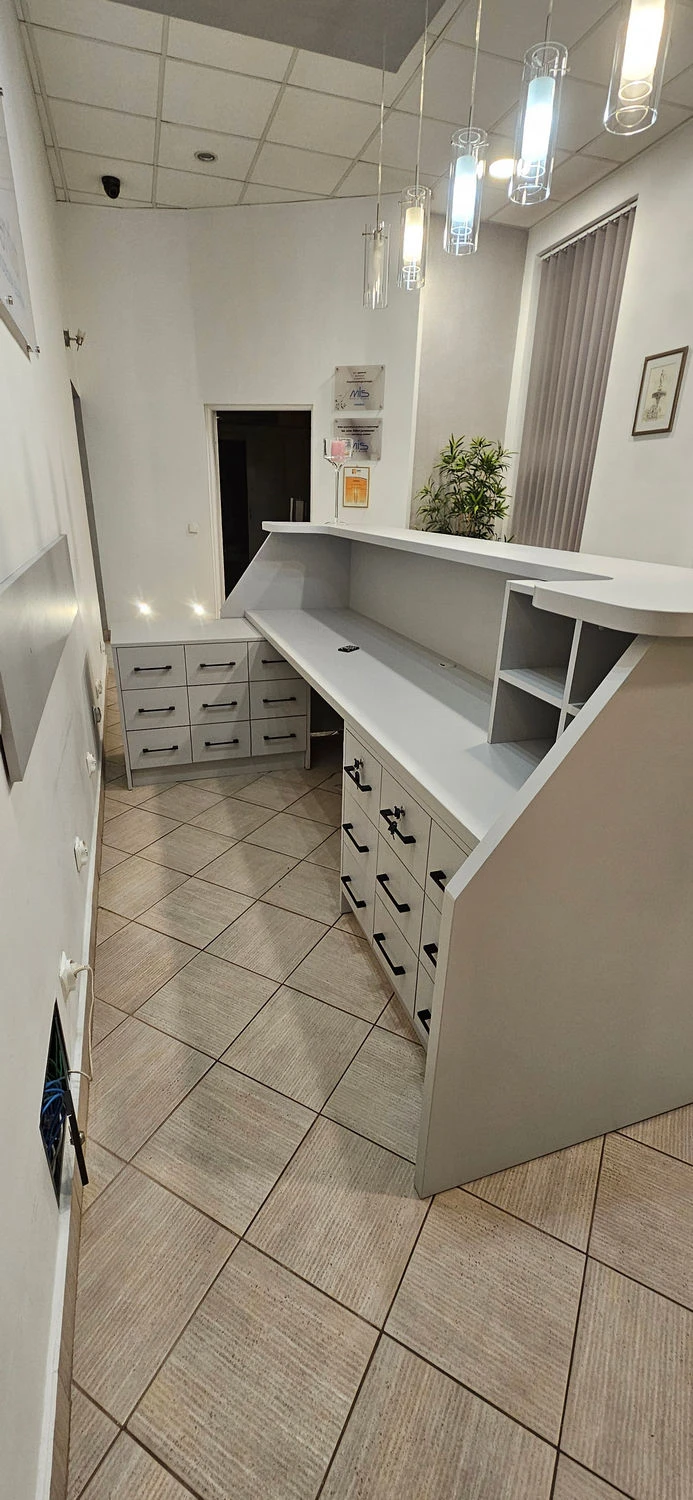 Popielata lada recepcyjna na wymiar z zabudową szuflad w gabinecie stomatologicznym, Meble Mibu Gdańsk