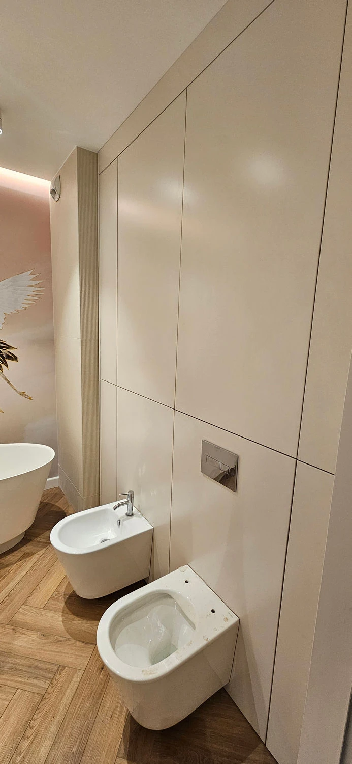 Minimalistyczna beżowa zabudowa łazienkowa na wymiar z ukrytym stelażem WC, Meble Mibu Gdańsk