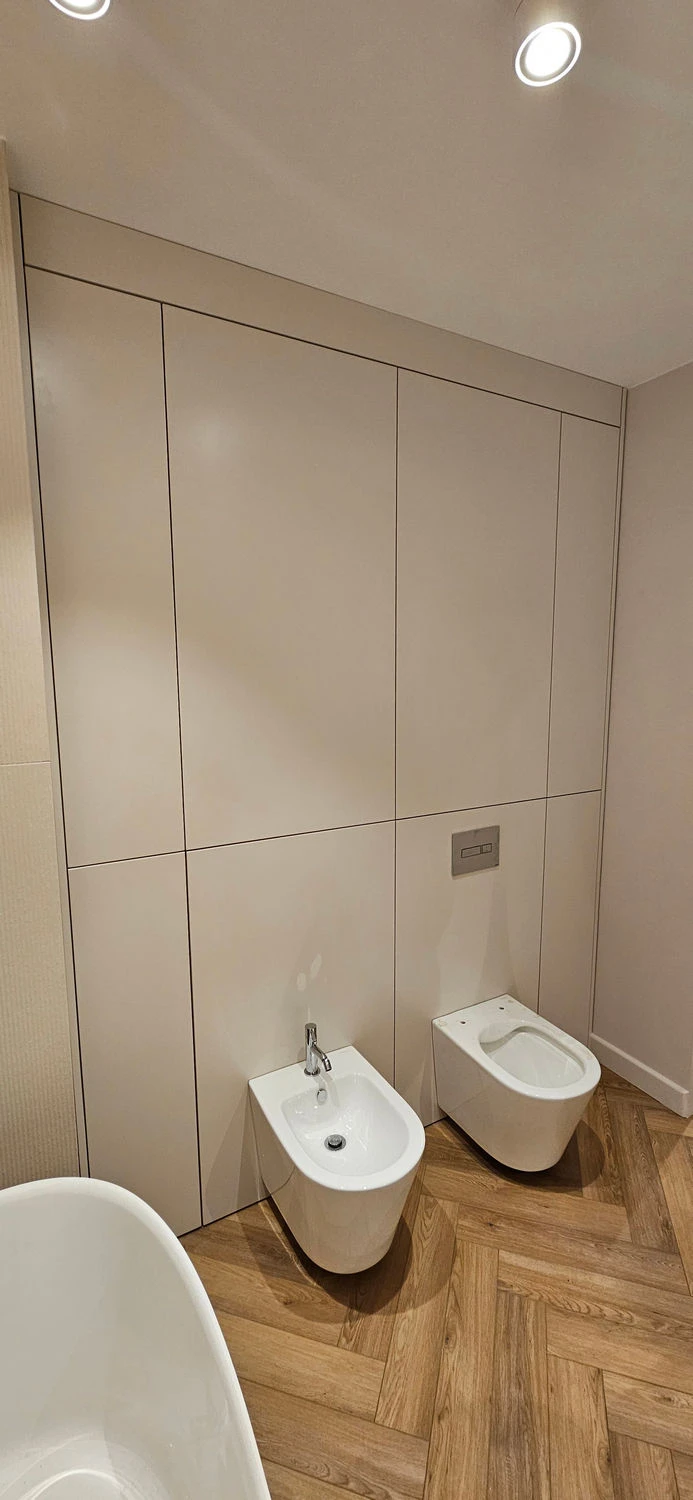 Beżowa pełnościenna zabudowa łazienkowa na wymiar maskująca stelaż WC i bidet, Meble Mibu Gdańsk