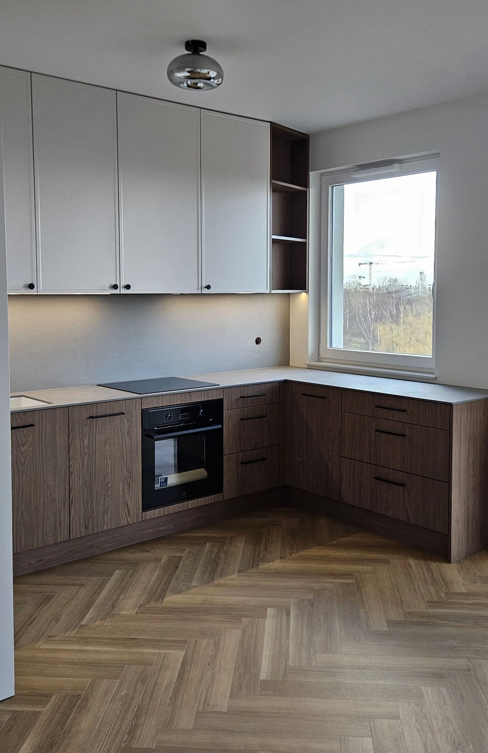 Nowoczesna kuchnia na wymiar w bieli z ciemnymi drewnianymi frontami, Meble Mibu Gdańsk
