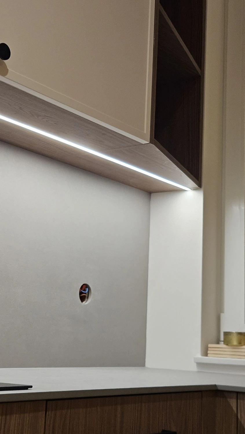 Meble kuchenne na wymiar z otwartą drewnianą półką i oświetleniem LED, Meble Mibu Gdańsk