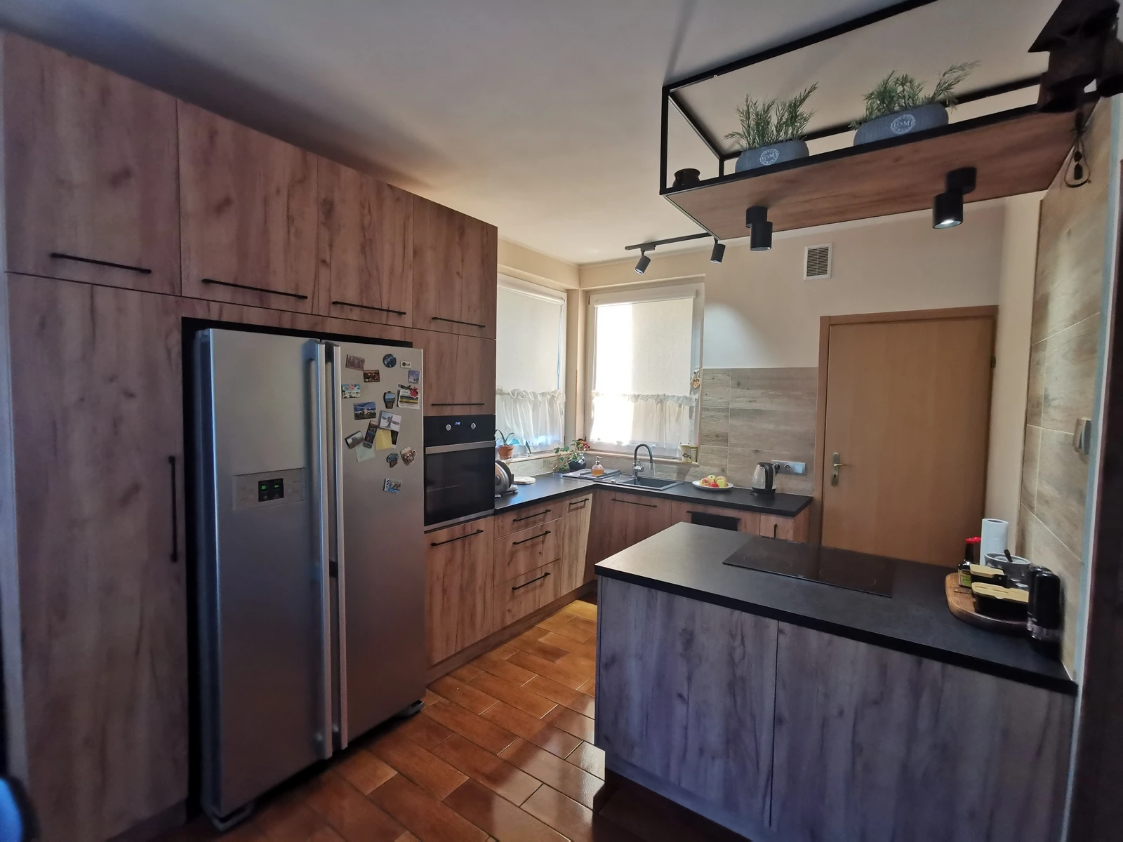 Kuchnia na wymiar w dekorze drewna z wyspą i lodówką side by side, Meble Mibu Gdańsk